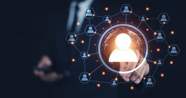 İş adamları ekranda hedef müşteriye dokunuyor. Hedef müşteri, alıcı kişiliği, müşteri davranışları konsepti. Pazarlama planı ve stratejileri. Kişiselleştirme pazarlama, müşteri merkezli stratejiler.