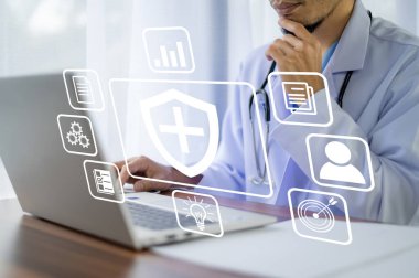 Doktor, hastanede tedavi için kalp hastalıklarının tedavisinde kardiyologlar için bilgisayar sistemi yönetimi üzerinde teknoloji yönetimi kullanıyor, DMS belge yönetimi kavramı