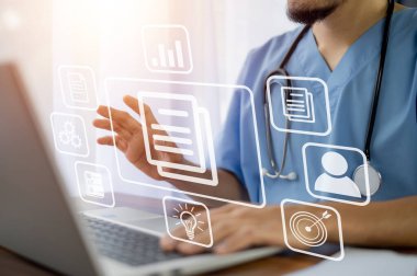 Doktor, hastanede tedavi için kalp hastalıklarının tedavisinde kardiyologlar için bilgisayar sistemi yönetimi üzerinde teknoloji yönetimi kullanıyor, DMS belge yönetimi kavramı