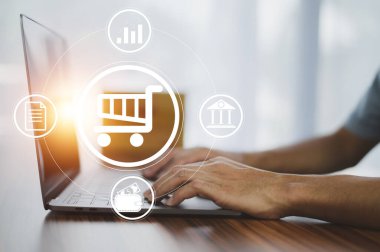 İnternetten alışveriş yapmak, klavyede alışveriş arabasının logosu olan karton kutu. İnternet 'te alışveriş hizmeti