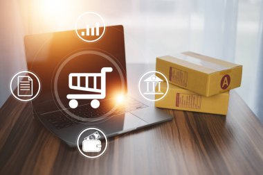 İnternetten alışveriş yapmak, klavyede alışveriş arabasının logosu olan karton kutu. İnternet 'te alışveriş hizmeti