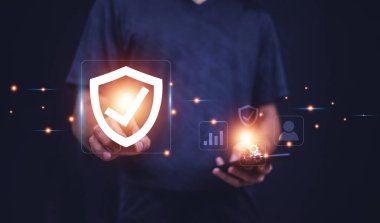 Sigorta online konsepti, insanlar internetten sigorta, sağlık sigortası satın almak için görsel ekrana dokunuyor.