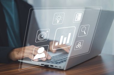 Belge yönetim sistemi konsepti, iş adamı sanal ekranla dizüstü bilgisayarda çalışıyor. Dosyaları verimli bir şekilde yönetmek için otomasyonu işleyin. Çevrimiçi belge veritabanı