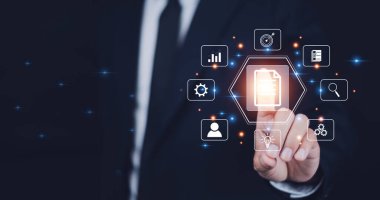 ERP belge yönetimi, Belgeler yönetimi bilgi sistemi kavramı, İşadamı şirkette Belge yönetimi bilgi sistemi ve ERP program veri dizini için görsel ekran interneti kullanıyor