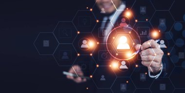 İnsan kaynakları yönetimi kavramı, insan kaynakları sisteminin basitleştirilmesi için çevrimiçi ve modern teknolojiler. İnsan kaynakları müdürü CV 'yi internetten kontrol ediyor.