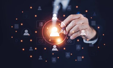 İnsan kaynakları yönetimi kavramı, insan kaynakları sisteminin basitleştirilmesi için çevrimiçi ve modern teknolojiler. İnsan kaynakları müdürü CV 'yi internetten kontrol ediyor.