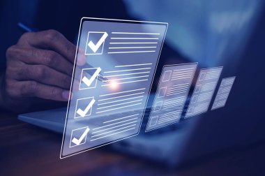DMS belge yönetimi için bilgisayar, Döküman sistemi yönetimi için ERP yazılımı kullanan bir işadamı. Arşivleme ve verimli bir şekilde yönetme ve bilgi dosyalarına otomasyon yazılımı.