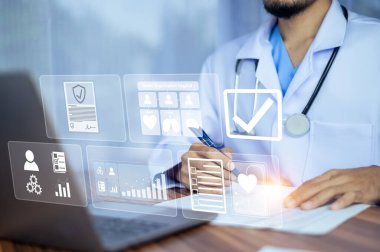 Doktor hastanede bilgisayar kullanıyor, doktor bilgisayar kullanıyor hasta belgelerini kontrol ediyor, doktor sağlık hastanesi geçmişi için bilgisayar kullanıyor.
