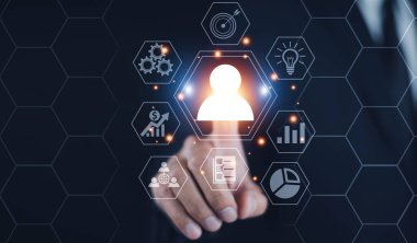 İş adamları ekranda hedef müşteriye dokunuyor. Hedef müşteri, alıcı kişiliği, müşteri davranışları konsepti. Pazarlama planı ve stratejileri. Kişiselleştirme pazarlama, müşteri merkezli stratejiler.