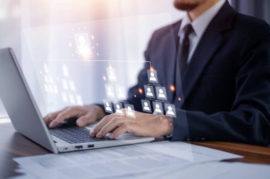 İş dünyası takımı yönetim konsepti, iş adamı, iş stratejisinde insan gücünü yöneten organizasyon grubu için görsel ekrana dokunuyor. Lider proje ekibi yönetimi, HR insan kaynakları
