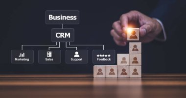 CRM Müşteri İlişkileri Yönetimi kavramı, İş pazarlaması için CRM yazılımı kullanan İşadamı, Müşteri Yönetimi.