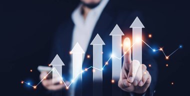 İşadamı ok grafiğini işaret ederek gelecekte kurumsal büyüme planı, iş gelişiminin gelişimi ve büyüme kavramı, finans ve bankacılık, pazarlama, strateji ve kurumsal planlama.
