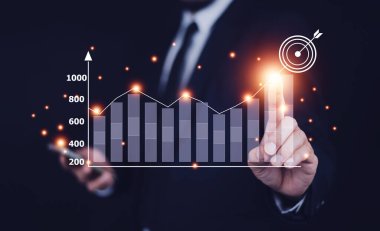 İş adamı planlama ve stratejisi, borsa, iş büyümesi, ilerleme veya başarı konsepti. İşadamı veya tüccar artan bir sanal hologram stoku gösteriyor, ticarete yatırım yap.