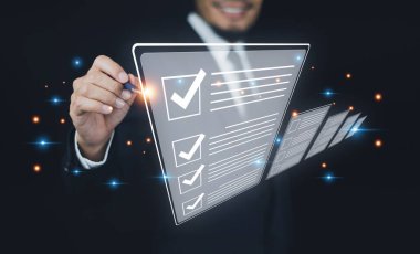 DMS belge yönetimi için bilgisayar, Döküman sistemi yönetimi için ERP yazılımı kullanan bir işadamı. Arşivleme ve verimli bir şekilde yönetme ve bilgi dosyalarına otomasyon yazılımı.