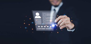 İş adamı müşteri yönetimi kavramını araştırıyor. Müşteri hizmetleri ve bakımı, koruyucu koruma, müşteri kişiselleştirme, bireysel müşteri, çalışanlara bakım, CRM