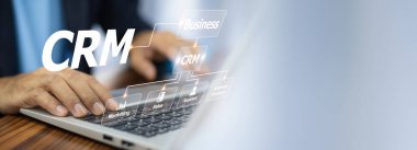 CRM Müşteri İlişkileri Yönetimi kavramı, İş pazarlaması için CRM yazılımı kullanan İşadamı, Müşteri Yönetimi.