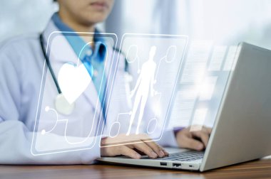 Doktor, hastanede tedavi için kalp hastalıklarının tedavisinde kardiyologlar için bilgisayar sistemi yönetimi üzerinde teknoloji yönetimi kullanıyor, DMS belge yönetimi kavramı