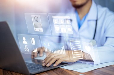 Doktor hastanede bilgisayar kullanıyor, doktor bilgisayar kullanıyor hasta belgelerini kontrol ediyor, doktor sağlık hastanesi geçmişi için bilgisayar kullanıyor.