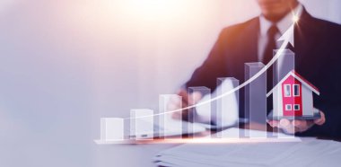 İş adamı yönetim işleri için dijital grafikteki iş büyümesi hedeflenecek.