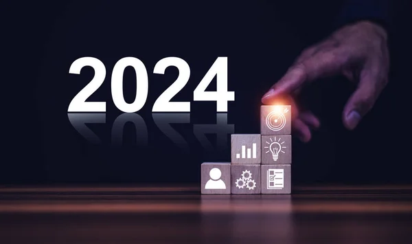 Στόχος Business 2024 Έννοια Επιχειρηματίας Αφής Κύβο Ξύλου Για Την — Φωτογραφία Αρχείου
