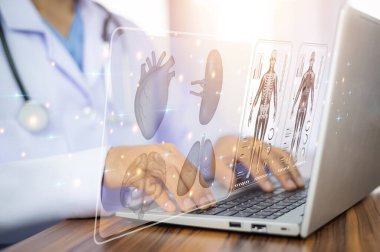 Diz üstü bilgisayarla çalışan doktor ve bilgisayar kullanarak hasta dosyalarını kontrol eden doktor, sağlık hizmetleri için bilgisayar kullanan doktor.