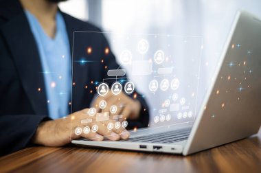 İş dünyası takımı yönetim konsepti, iş adamı, iş stratejisinde insan gücünü yöneten organizasyon grubu için görsel ekrana dokunuyor. Lider proje ekibi yönetimi, HR insan kaynakları