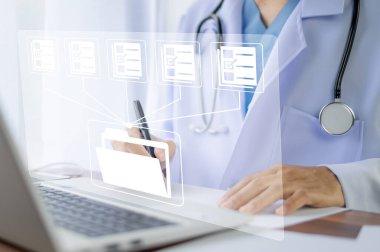 Doktor, hastanede tedavi için kalp hastalıklarının tedavisinde kardiyologlar için bilgisayar sistemi yönetimi üzerinde teknoloji yönetimi kullanıyor, DMS belge yönetimi kavramı