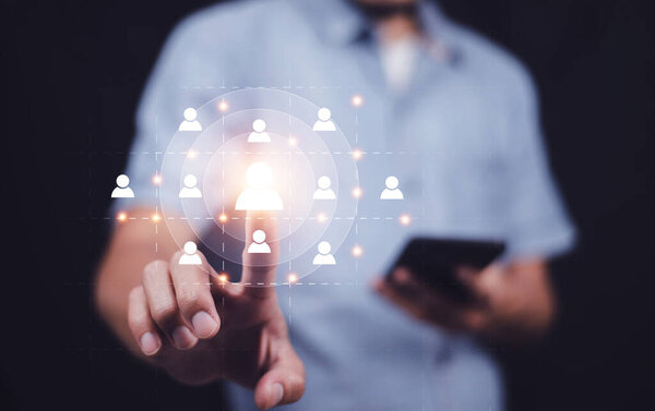 Бизнесмены касаются экрана, чтобы нацелиться на клиента. Целевой клиент, личность покупателя, концепция поведения клиента. Маркетинговый план. Индивидуальный маркетинг, ориентированные на клиента стратегии.