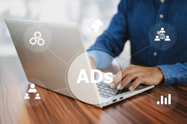 Programlı Reklamcılık kavramı, dijital pazarlama kavramı, çevrimiçi reklam, web sitesi ve sosyal medya reklamları.