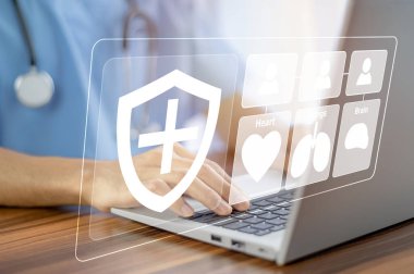 Doktor Sağlık Sigortası Konsepti. Doktor, küresel ağ bağlantısı, hastane, hizmet ve sağlık sektöründe bilgisayar ekranı sağlık sigortası simgesi kullan.