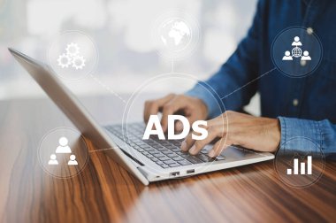 Programlı Reklamcılık kavramı, dijital pazarlama kavramı, çevrimiçi reklam, web sitesi ve sosyal medya reklamları.