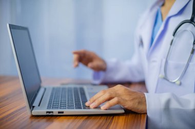 Doktor klavyede bilgisayar daktilo kullanıyor. Doktor bilgisayar