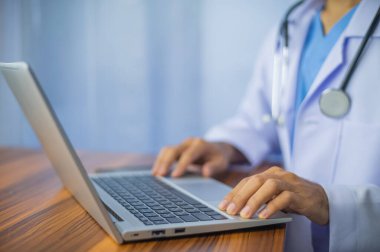 Doktor klavyede bilgisayar daktilo kullanıyor. Doktor bilgisayar