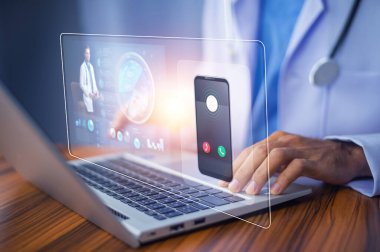Tıbbi online servis kavramı. Doktor, tıbbi servis konsültasyon desteği için çevrimiçi hizmet çağrı merkezini kullanıyor. Doktor teletıp çevrimiçi hizmeti.