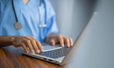 Doktor klavyede bilgisayar daktilo kullanıyor. Doktor bilgisayar