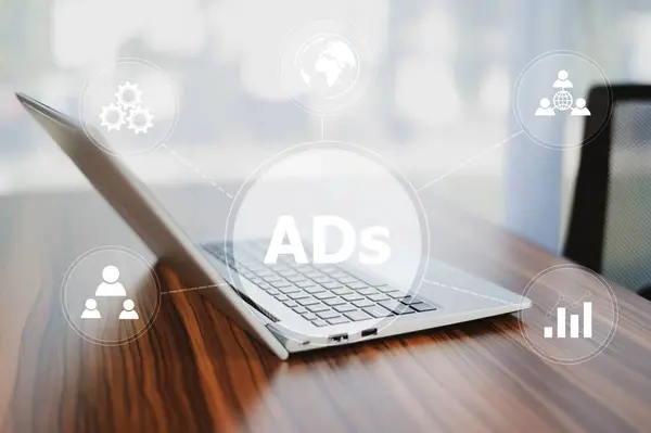 广告方案广告概念 数字营销概念 在线广告 网站和社交媒体上的广告 — 图库照片