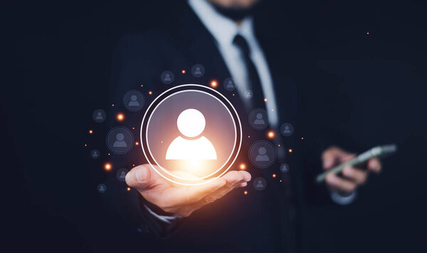 Бизнесмены касаются экрана, чтобы нацелиться на клиента. Целевой клиент, личность покупателя, концепция поведения клиента. Маркетинговый план. Индивидуальный маркетинг, ориентированные на клиента стратегии.