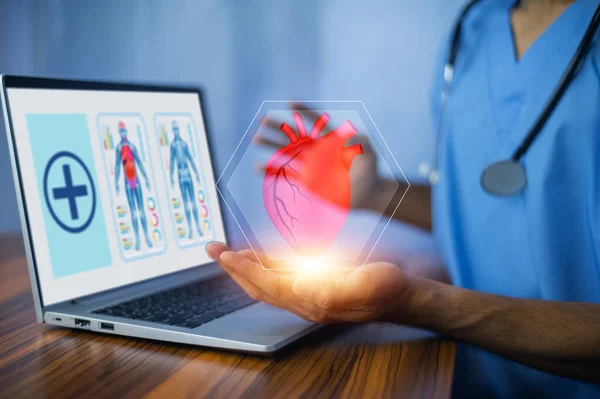 心脏科医生使用电脑视觉屏幕学习资料进行治疗 计算机技术博士 — 图库照片