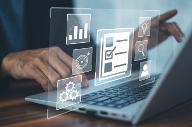 DMS, belge yönetimi kavramı, çevrimiçi belge veritabanı ve dijital dosya depolama sistemi veya yazılımı, kayıt tutma, veritabanı teknolojisi ile yönetimi belgelemek için bilgisayar kullanan bir adam