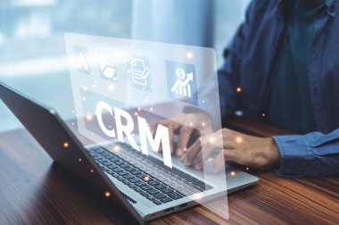 CRM Müşteri İlişkileri Yönetimi kavramı, İş pazarlaması için CRM yazılımı kullanan İşadamı, Müşteri Yönetimi.