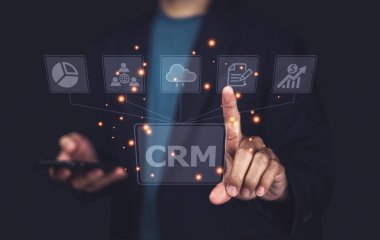 CRM Müşteri İlişkileri Yönetimi kavramı, İş pazarlaması için CRM yazılımı kullanan İşadamı, Müşteri Yönetimi.