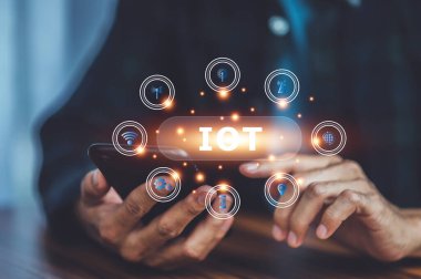 IOT of Man 'in evdeki telefon internetini kullanması, nesneler konsepti interneti, şeylerin IOT interneti.