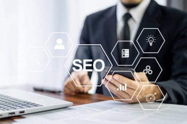 SEO Konsepti, Arama Motoru Optimizasyonu, Girişimciler iş dünyasının hedef müşterileriyle iletişim kurmak için internet üzerinden SEO sistemleri kullanıyorlar.