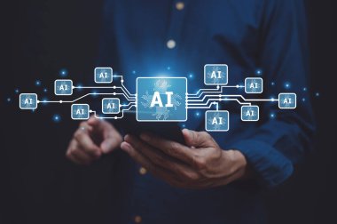 İnsanlar dijital sohbet robotu uygulaması, sohbet asistanı, yapay zeka kavramı için akıllı telefon kullanıyorlar.,