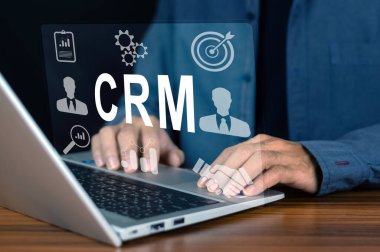 CRM Müşteri İlişkileri Yönetimi kavramı, İş pazarlaması için CRM yazılımı kullanan İşadamı, Müşteri Yönetimi.