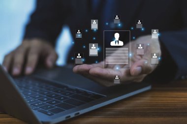 İnsan Kaynakları Yöneticisi iş için en iyi elemanı seçmek için internetten kontrol ediyor. Ve online iş başvurusu..