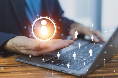 İnsan Kaynakları Yöneticisi iş için en iyi elemanı seçmek için internetten kontrol ediyor. Ve online iş başvurusu..