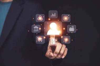 İş adamları ekranda hedef müşteriye dokunuyor. Hedef müşteri, alıcı kişiliği, müşteri davranışları konsepti. Pazarlama planı ve stratejileri. Kişiselleştirme pazarlama, müşteri merkezli stratejiler.