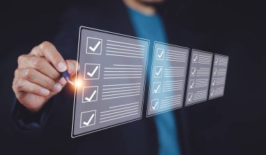 DMS belge yönetimi için bilgisayar, Döküman sistemi yönetimi için ERP yazılımı kullanan bir işadamı. Arşivleme ve verimli bir şekilde yönetme ve bilgi dosyalarına otomasyon yazılımı.