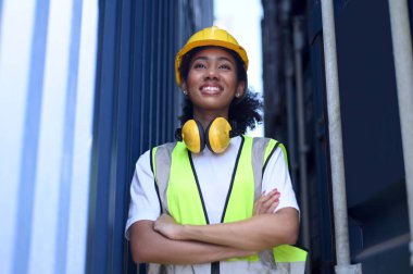 Kendine güvenen konteynırlar yükleyen kadın mühendis, kendine güvenen kadın ya da mühendis .